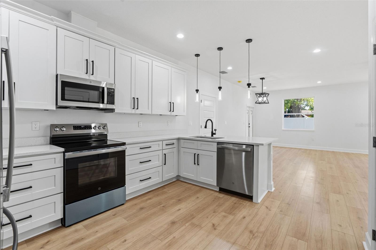 Listing photo id 11 for 2617 Palifox Street