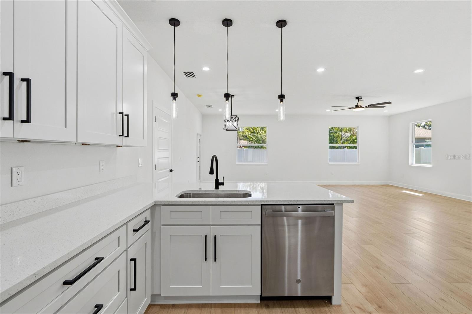 Listing photo id 12 for 2617 Palifox Street