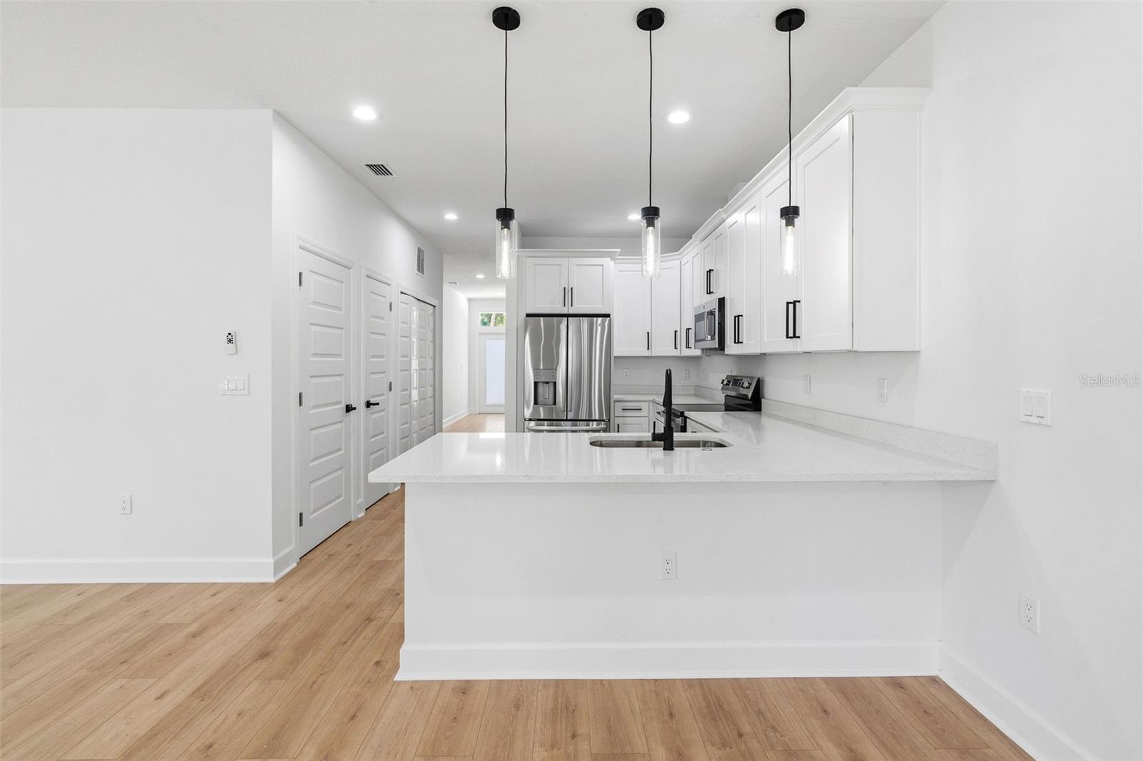 Listing photo id 14 for 2617 Palifox Street