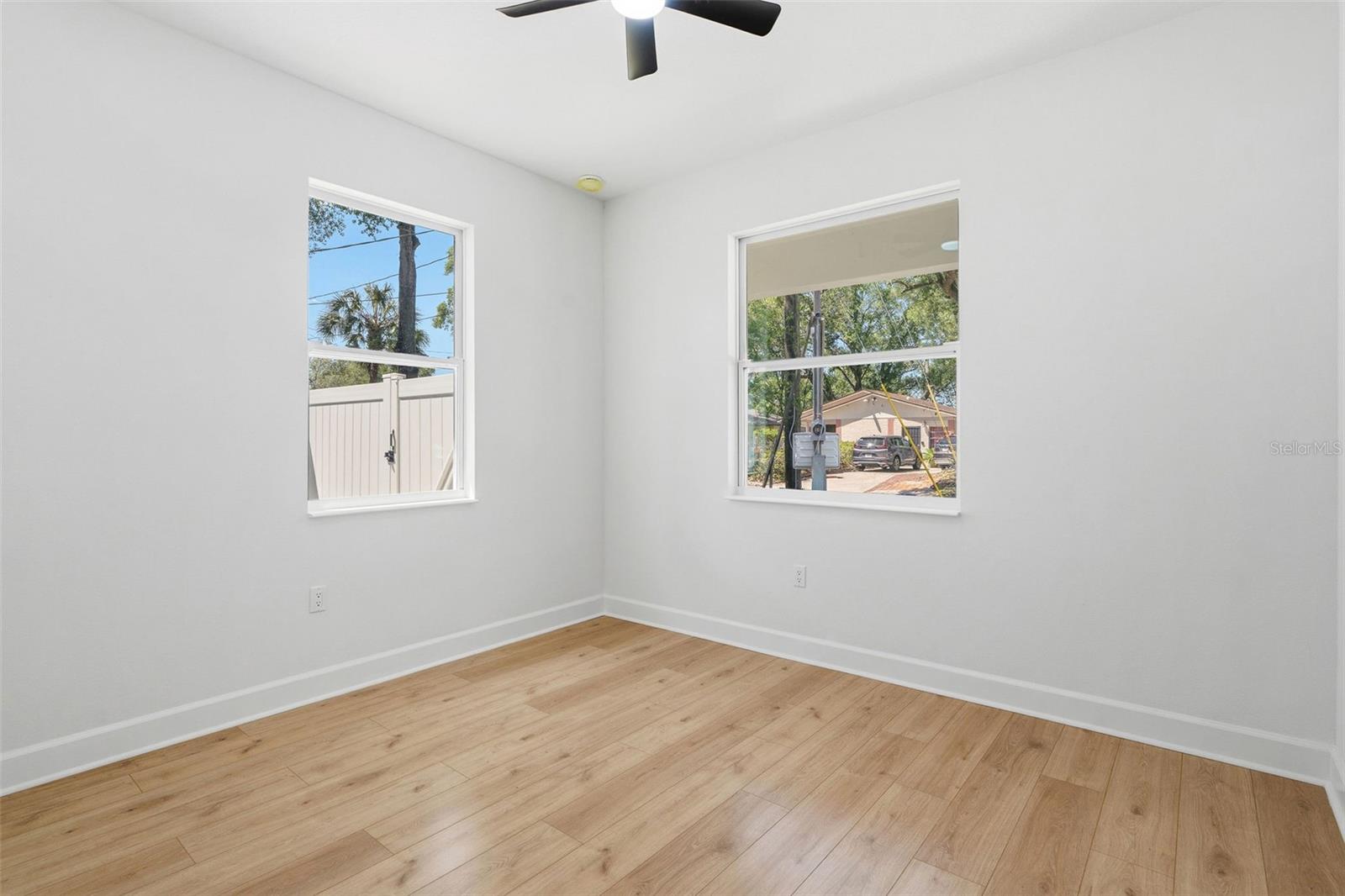 Listing photo id 21 for 2617 Palifox Street