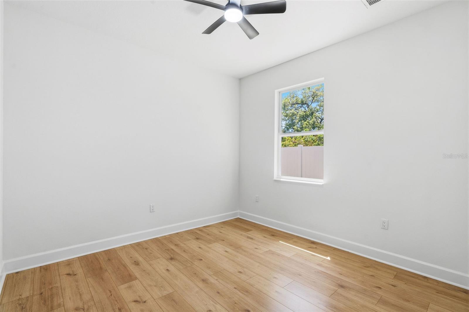 Listing photo id 24 for 2617 Palifox Street