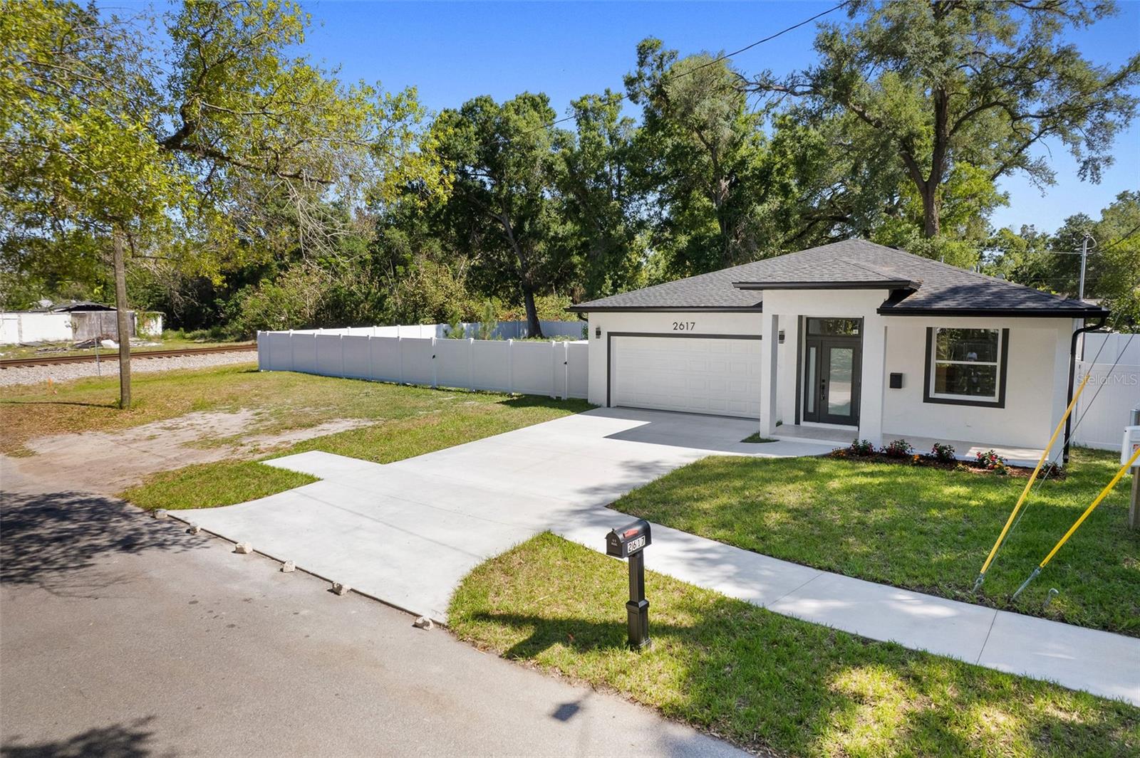 Listing photo id 28 for 2617 Palifox Street