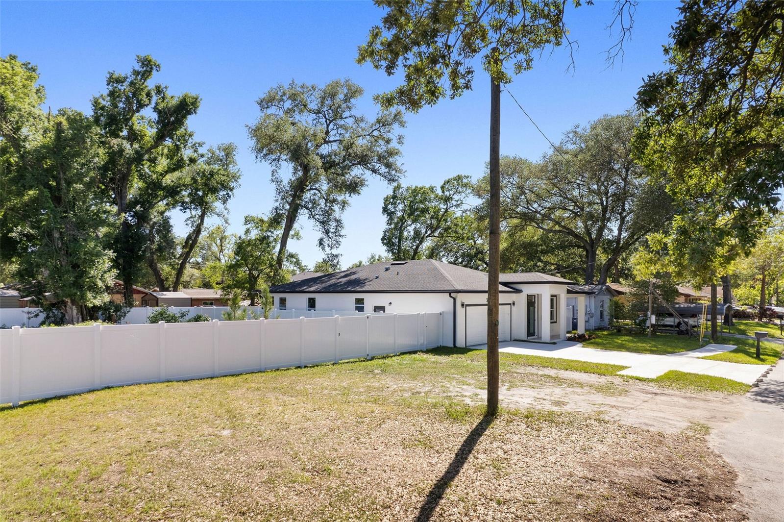 Listing photo id 29 for 2617 Palifox Street