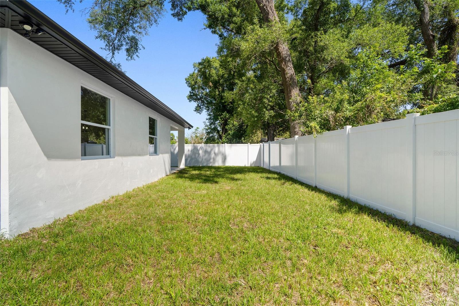 Listing photo id 32 for 2617 Palifox Street