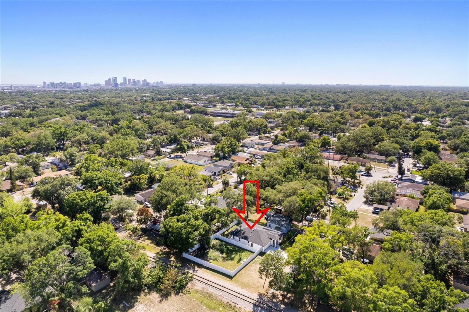 Listing photo id 33 for 2617 Palifox Street