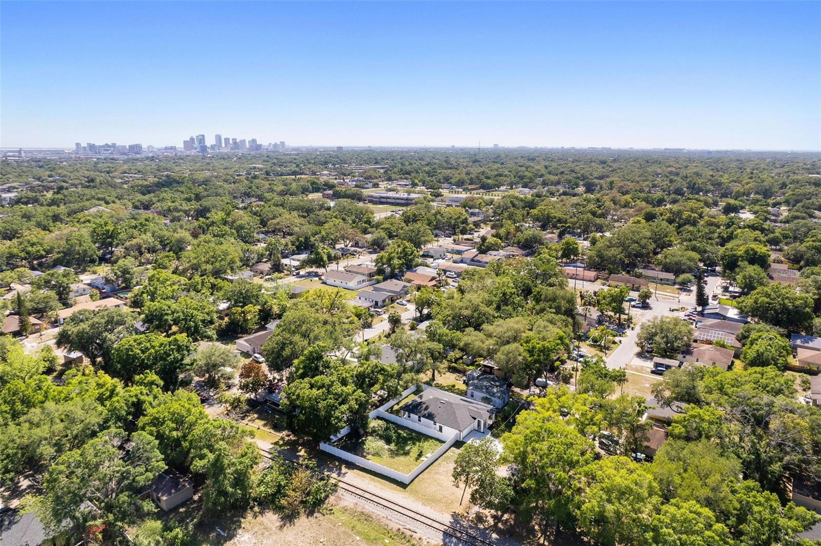 Listing photo id 35 for 2617 Palifox Street