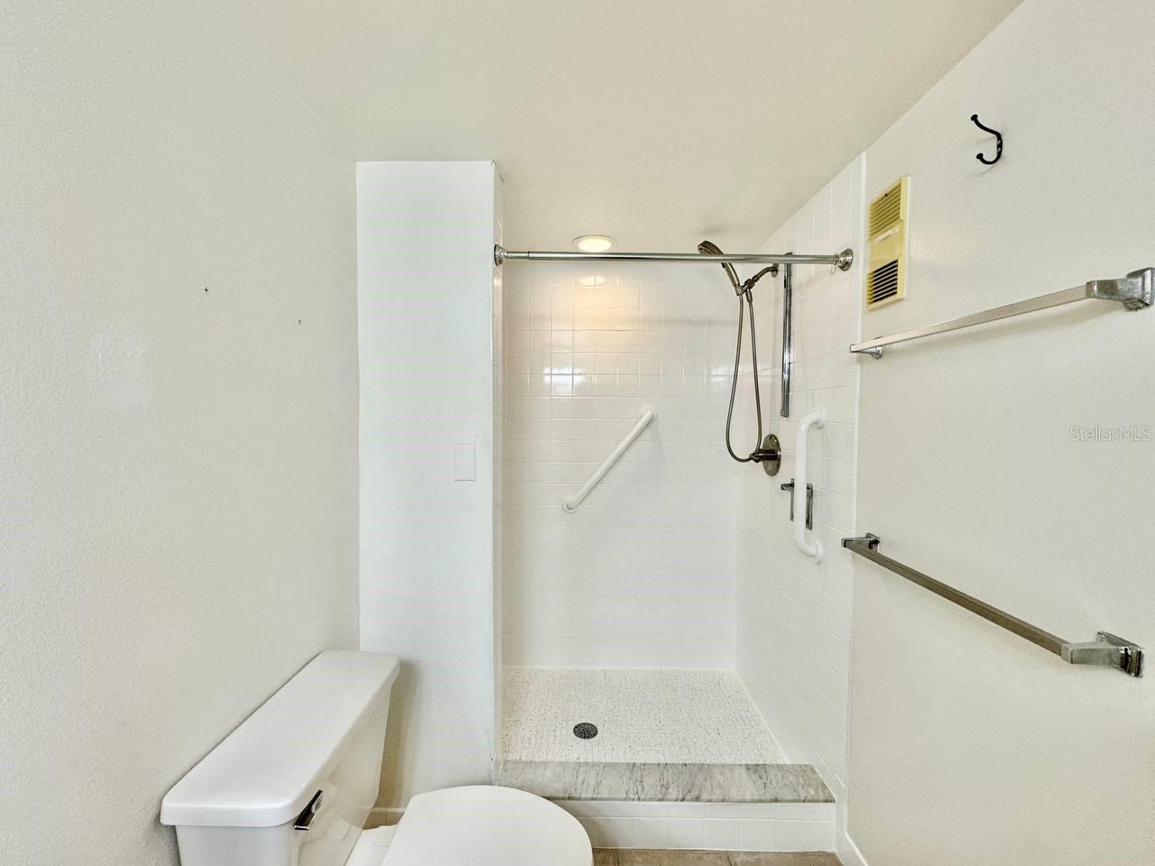 Image 17 of 37 For 2333 Feather Sound Drive B503