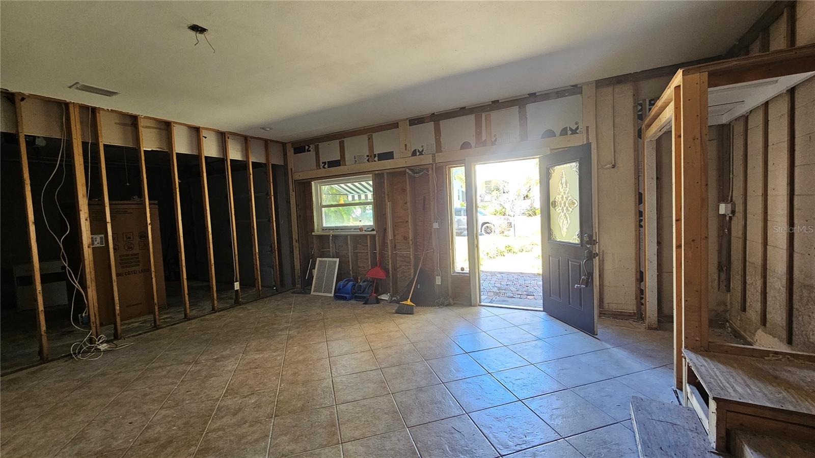 Listing photo id 8 for 208 48th Avenue N