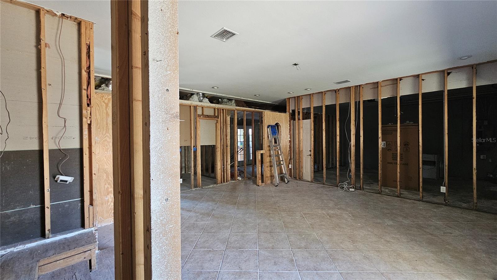 Listing photo id 9 for 208 48th Avenue N