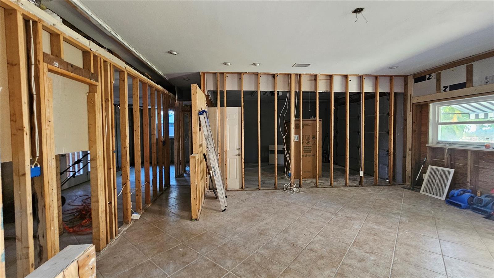 Listing photo id 10 for 208 48th Avenue N