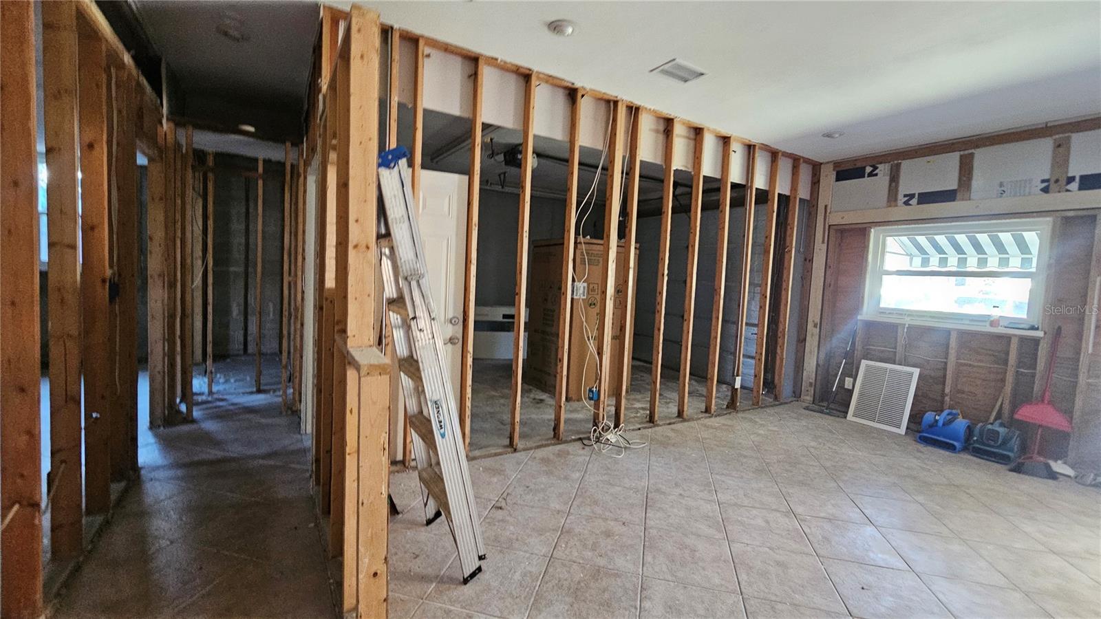 Listing photo id 11 for 208 48th Avenue N