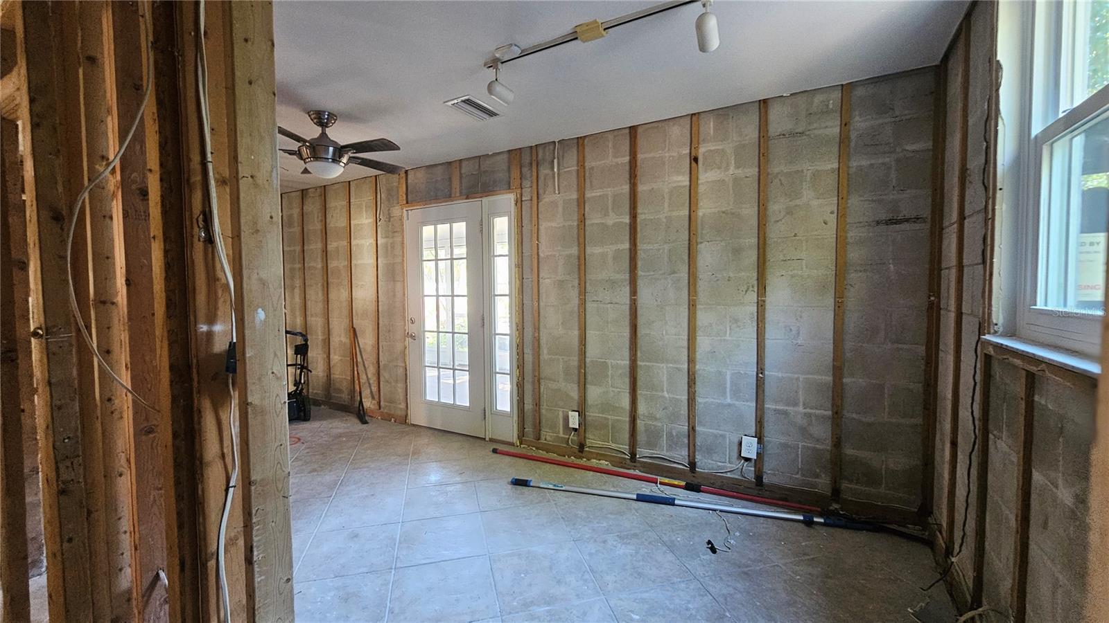 Listing photo id 15 for 208 48th Avenue N