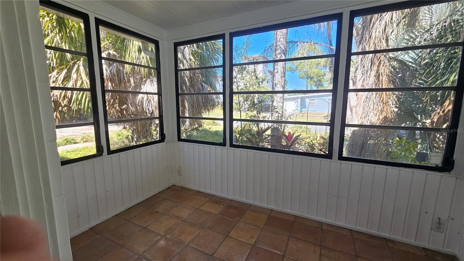 Listing photo id 32 for 208 48th Avenue N