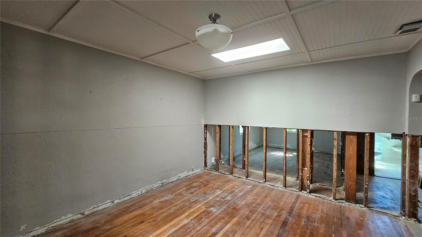 Listing photo id 34 for 208 48th Avenue N