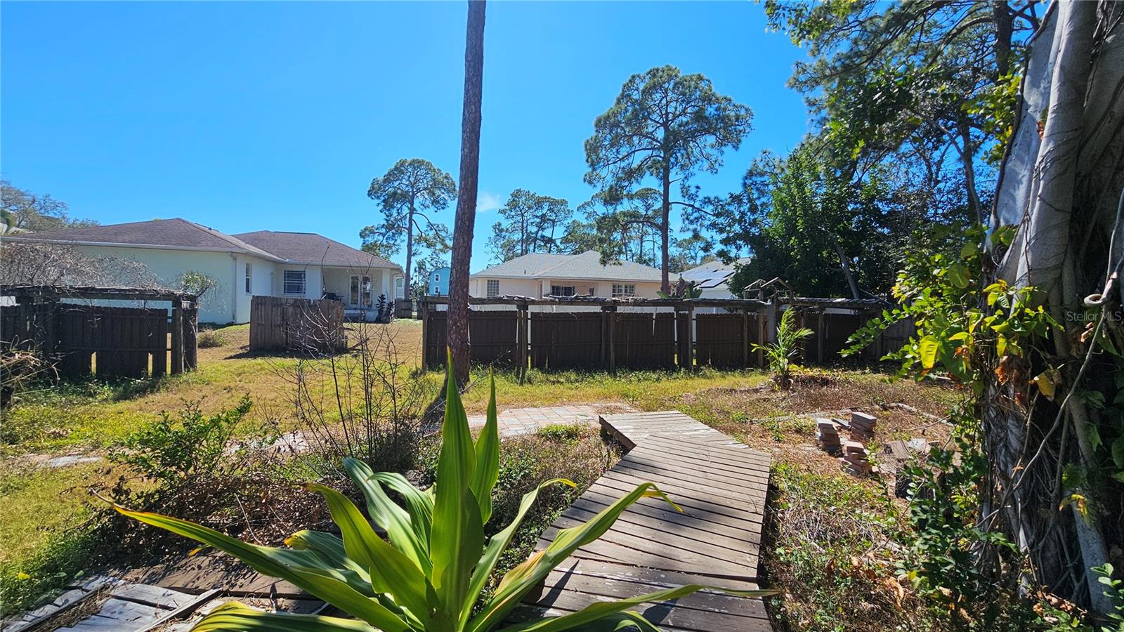 Listing photo id 47 for 208 48th Avenue N