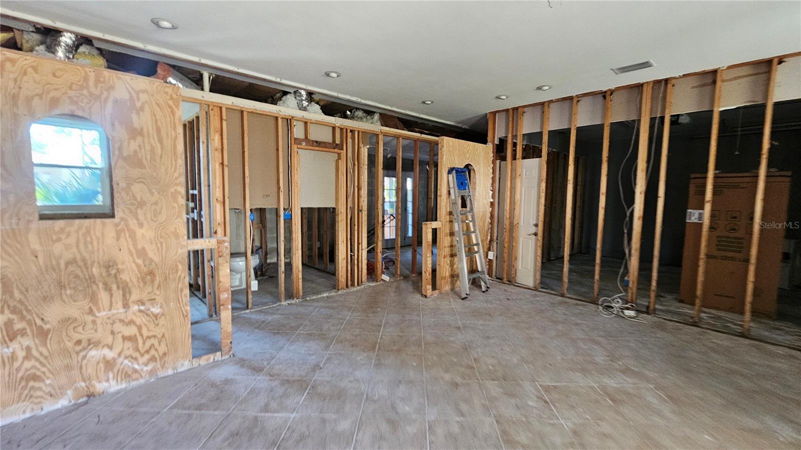 Listing photo id 3 for 208 48th Avenue N