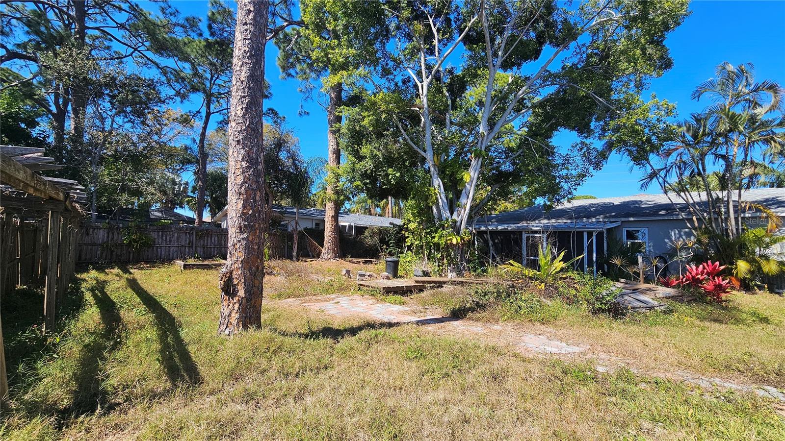 Listing photo id 53 for 208 48th Avenue N