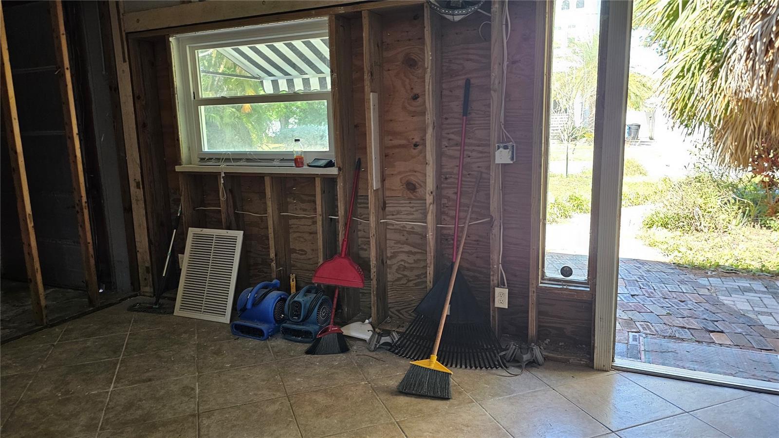 Listing photo id 54 for 208 48th Avenue N