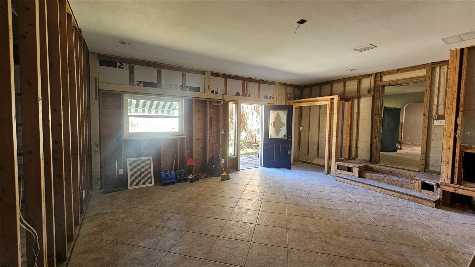 Listing photo id 5 for 208 48th Avenue N