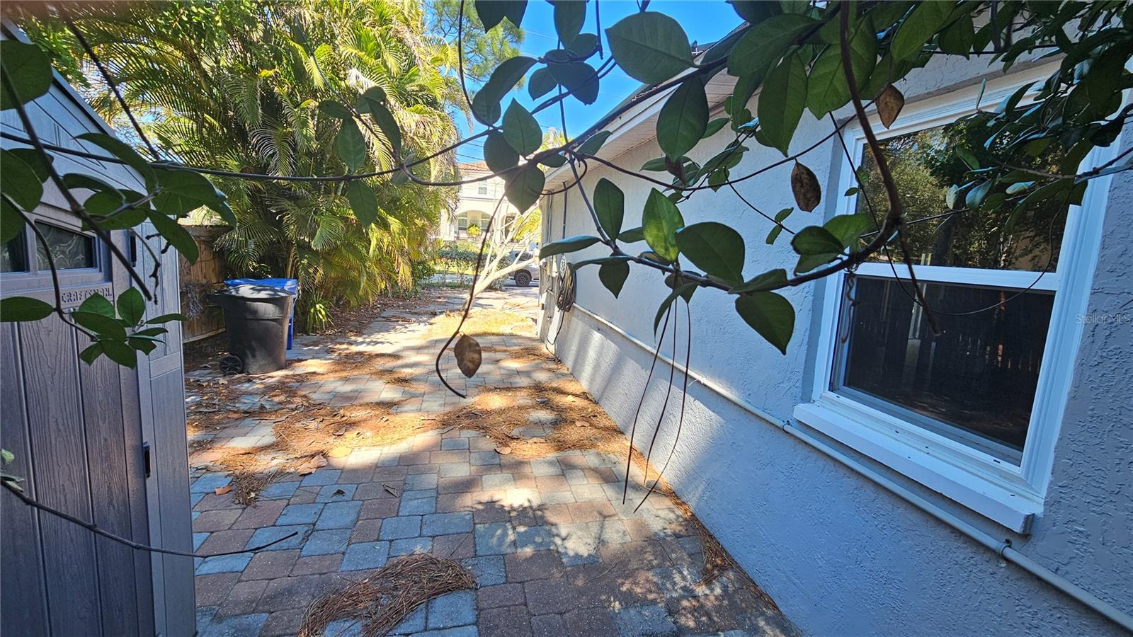 Listing photo id 75 for 208 48th Avenue N