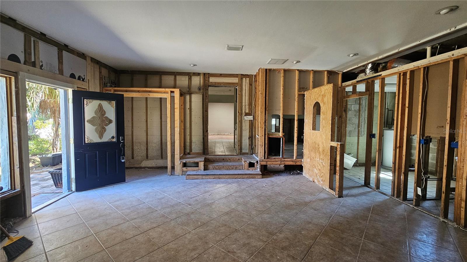 Listing photo id 6 for 208 48th Avenue N