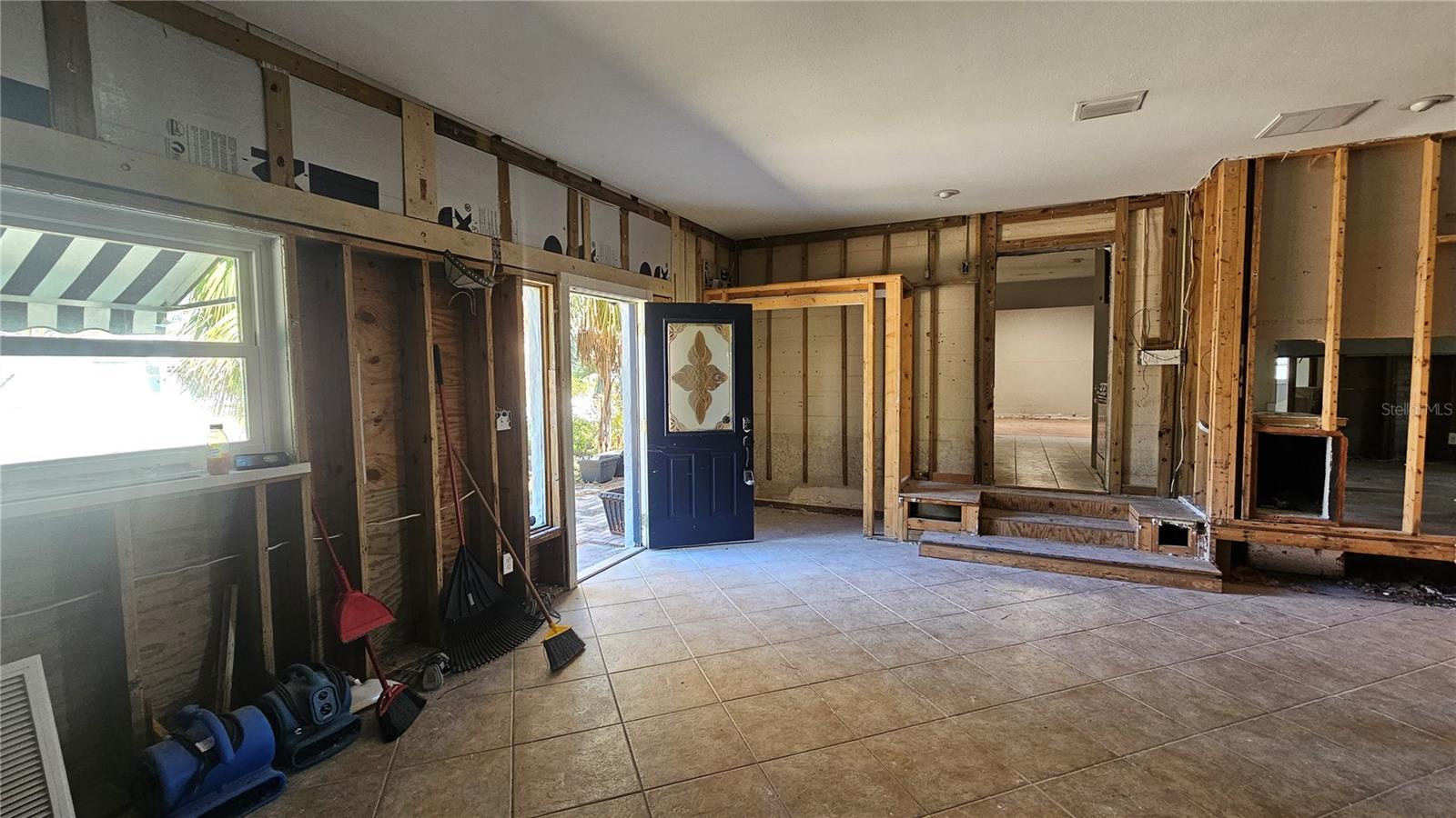 Listing photo id 7 for 208 48th Avenue N