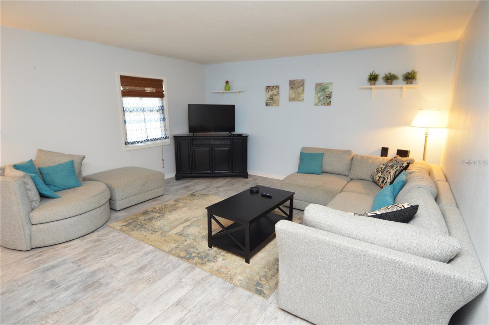 Image 16 of 100 For 3873 Pompano Drive Se B