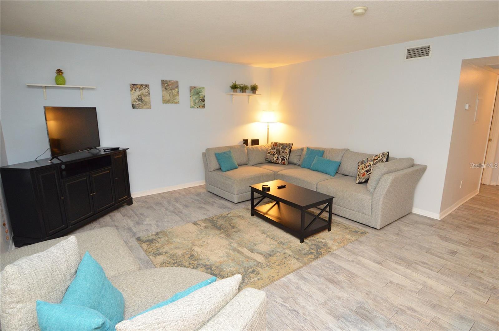 Image 18 of 100 For 3873 Pompano Drive Se B