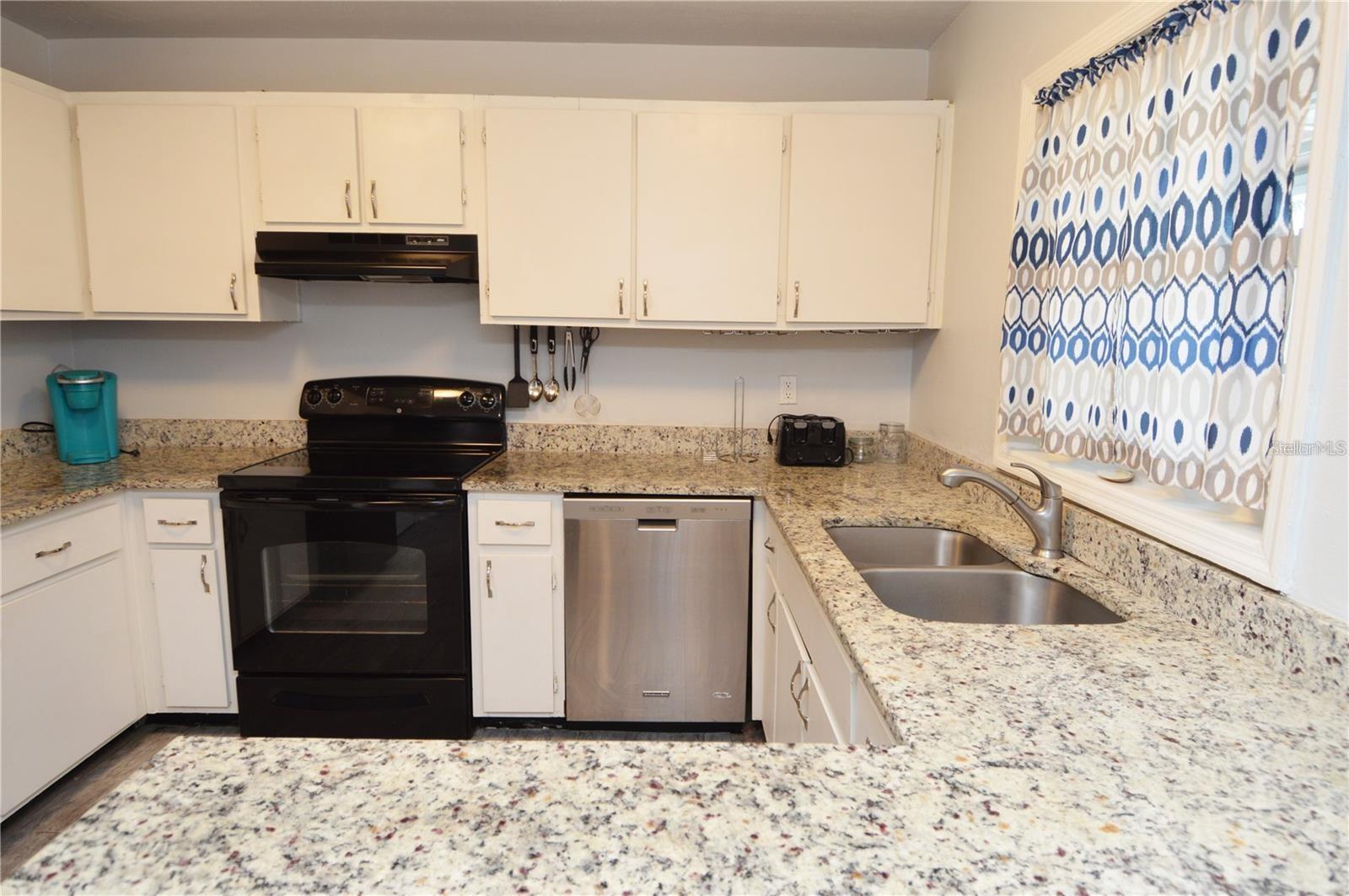 Image 8 of 100 For 3873 Pompano Drive Se B