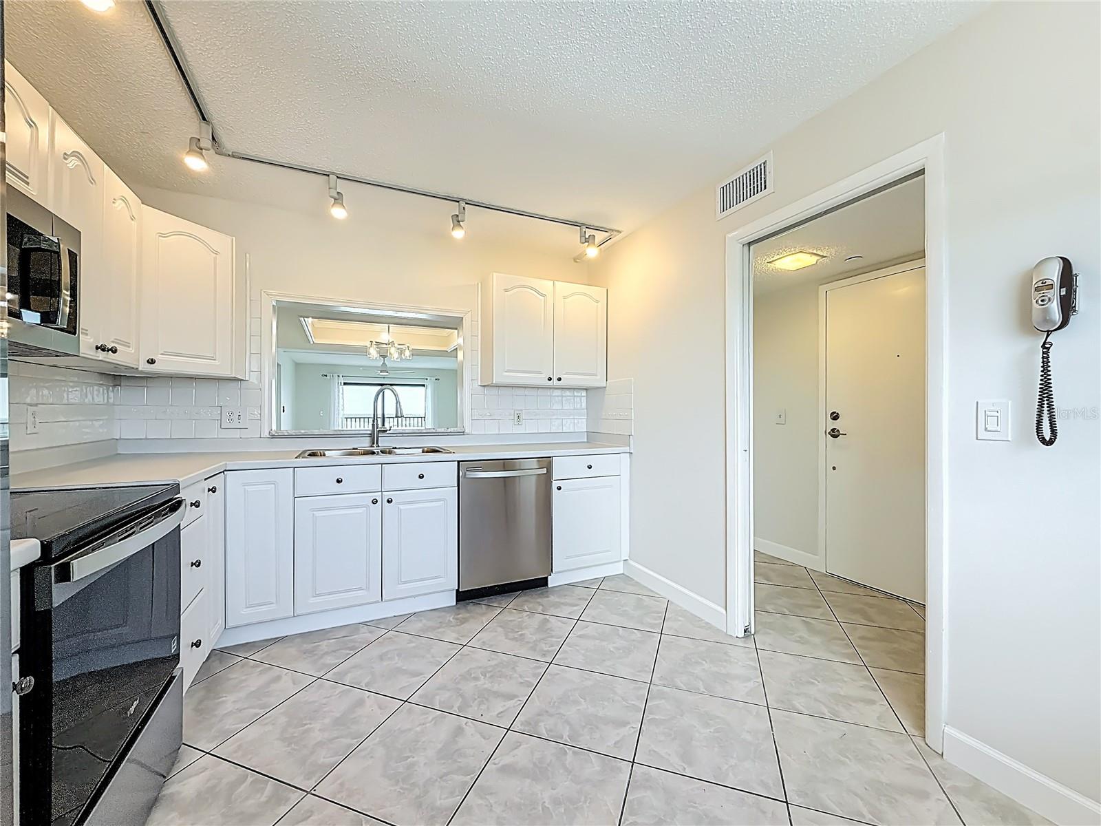 Image 13 of 62 For 7300 Sun Island Dr S,  1403