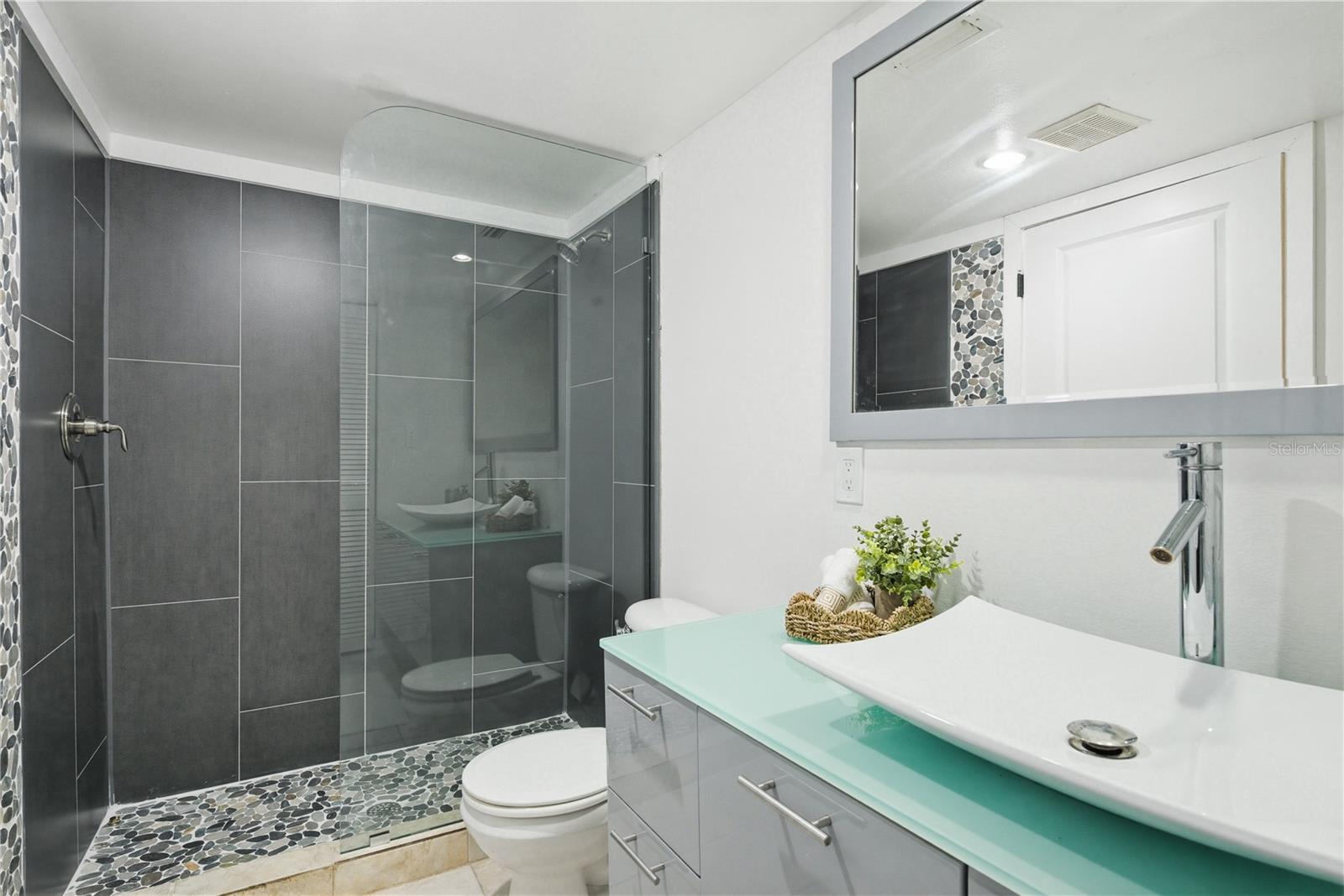 Image 10 of 33 For 701 Madison Avenue 420