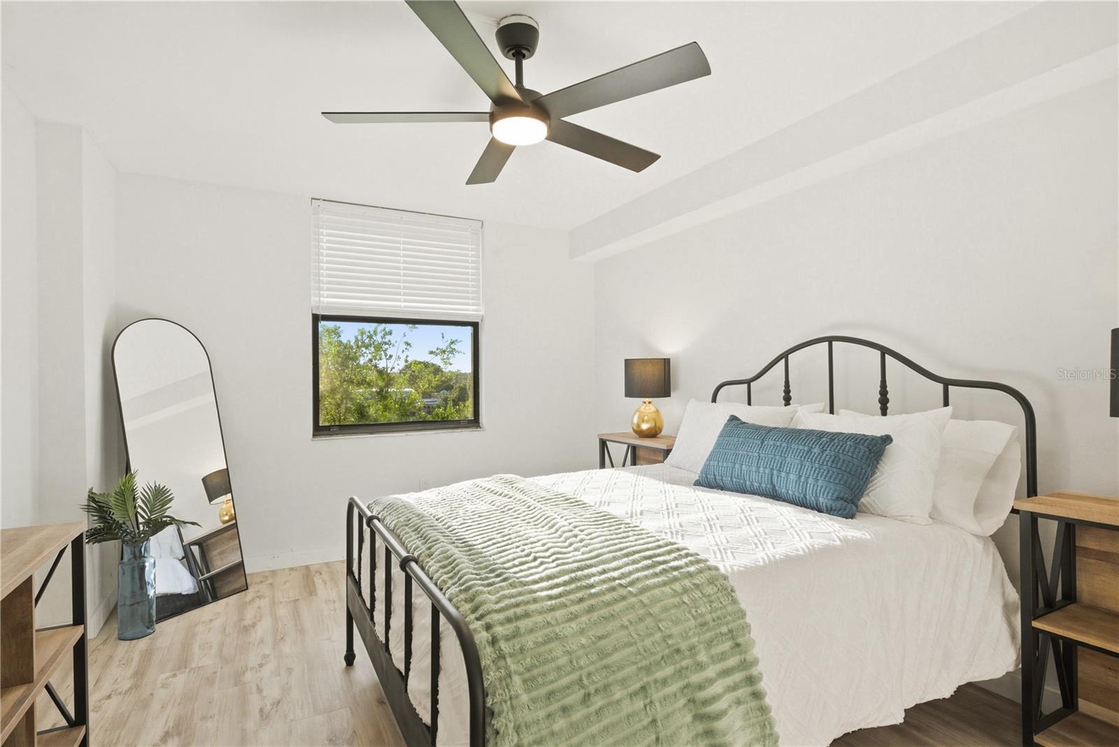 Image 11 of 33 For 701 Madison Avenue 420