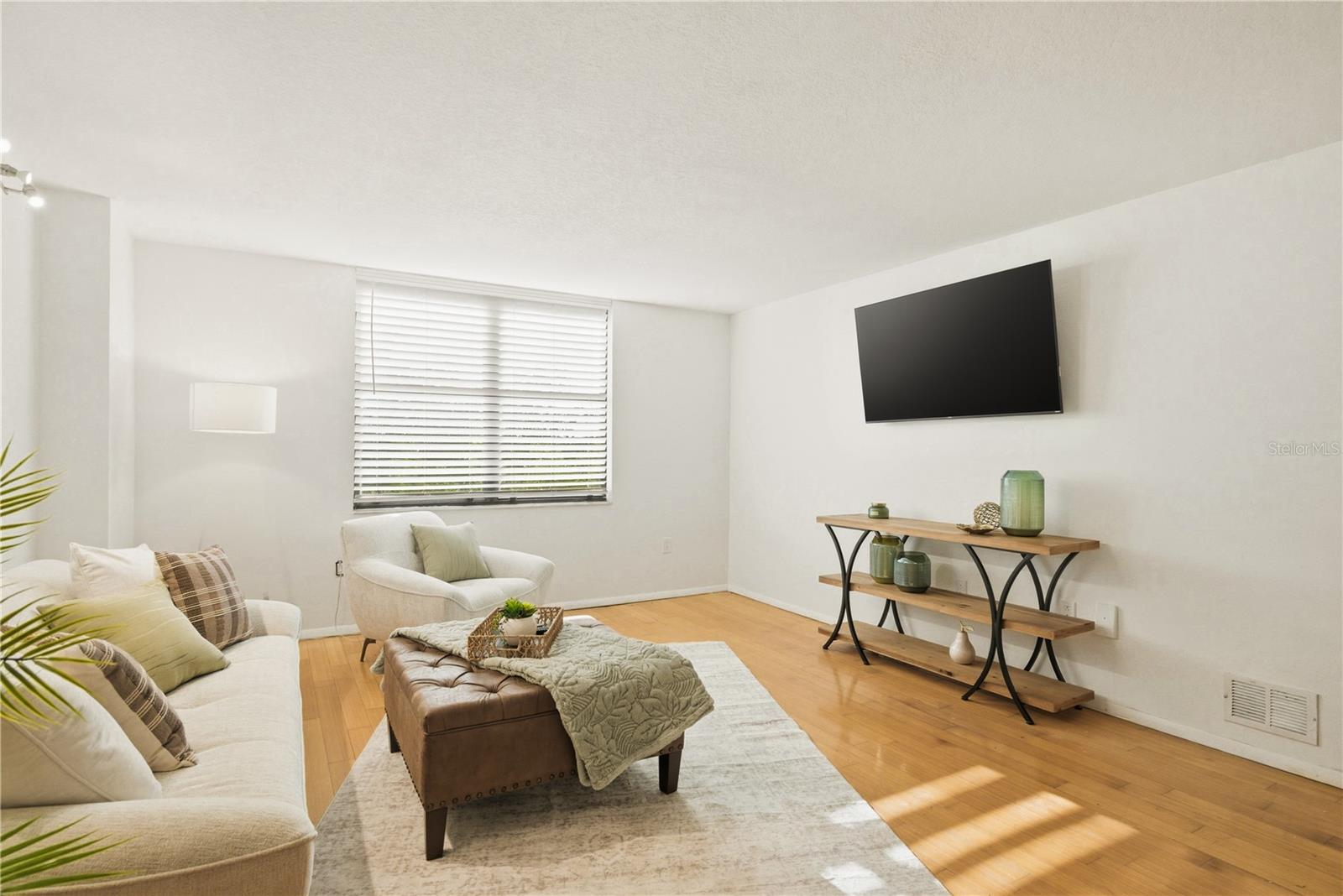 Image 14 of 33 For 701 Madison Avenue 420