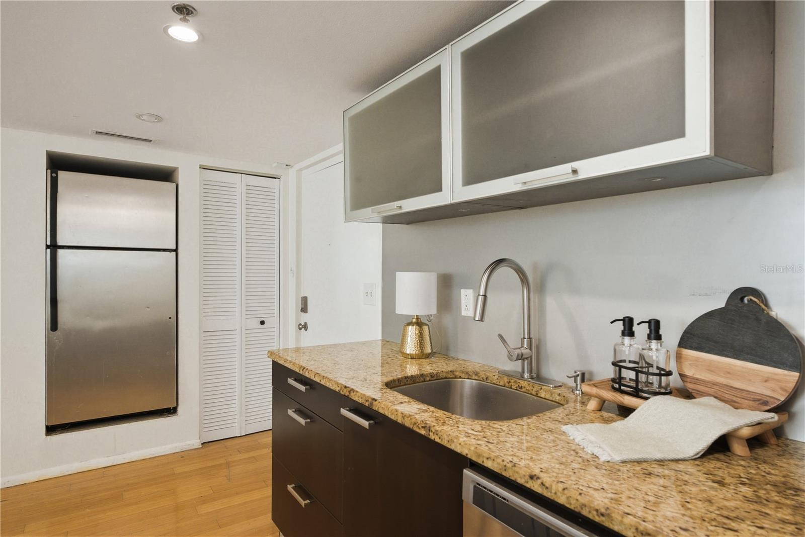 Image 19 of 33 For 701 Madison Avenue 420