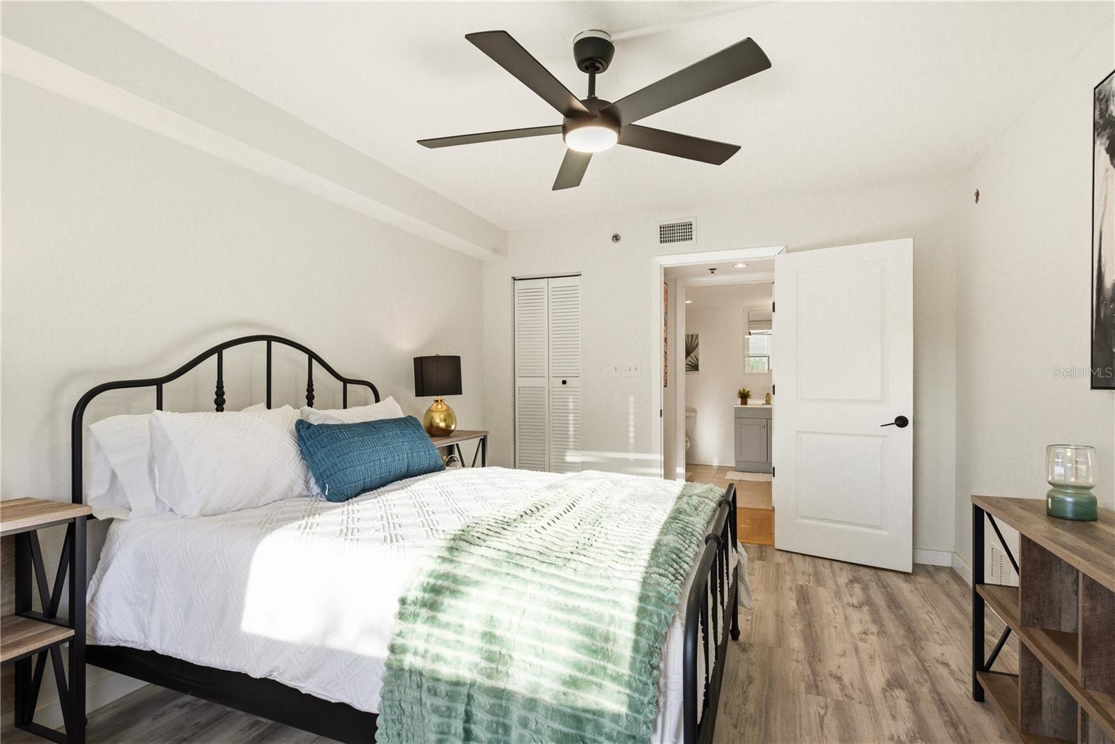 Image 21 of 33 For 701 Madison Avenue 420