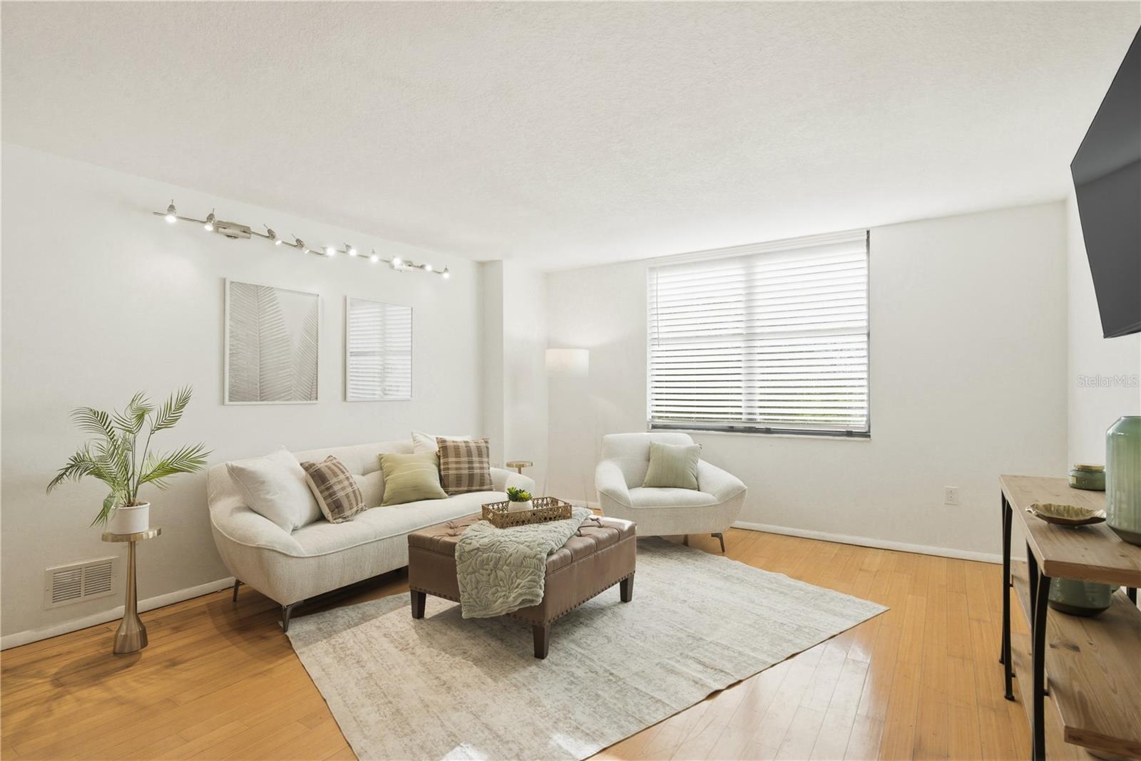 Image 5 of 33 For 701 Madison Avenue 420