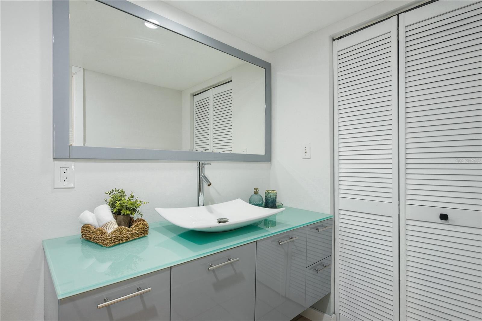 Image 9 of 33 For 701 Madison Avenue 420