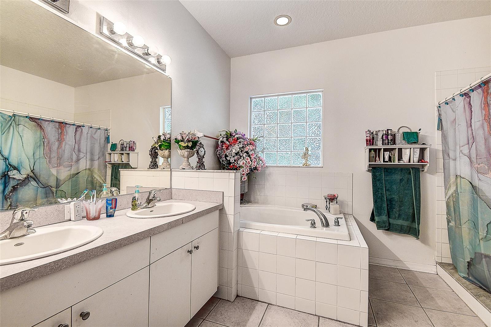 Listing photo id 9 for 14985 Alan Court