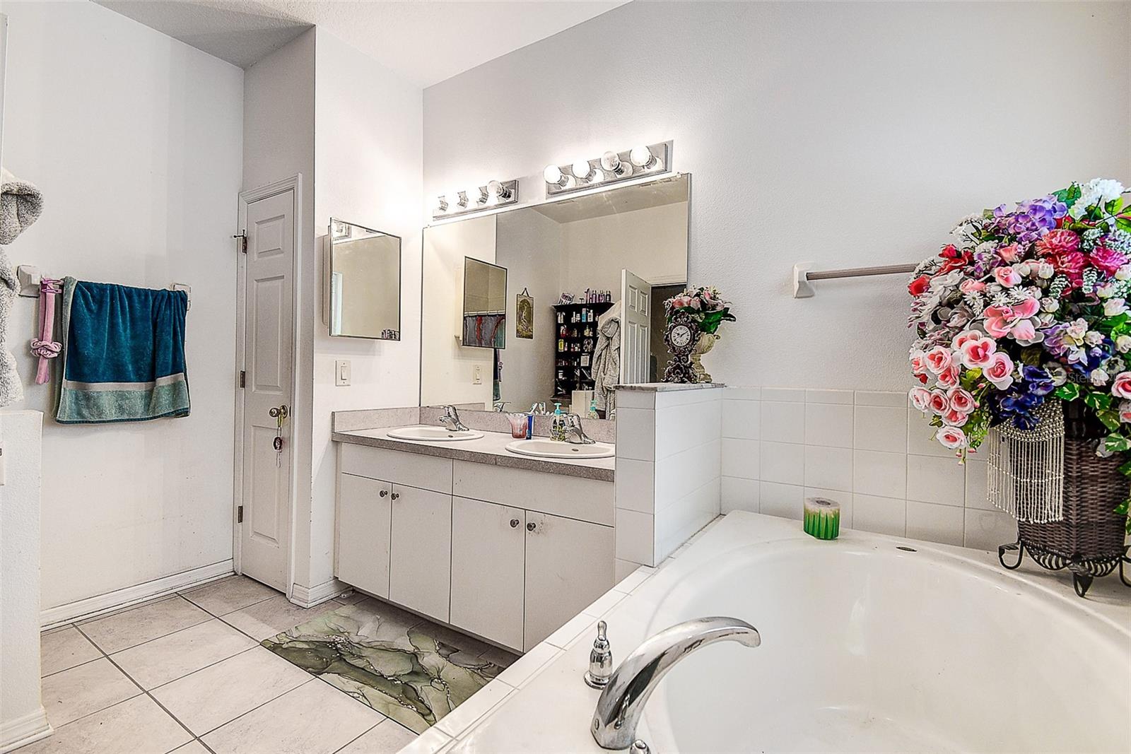 Listing photo id 10 for 14985 Alan Court