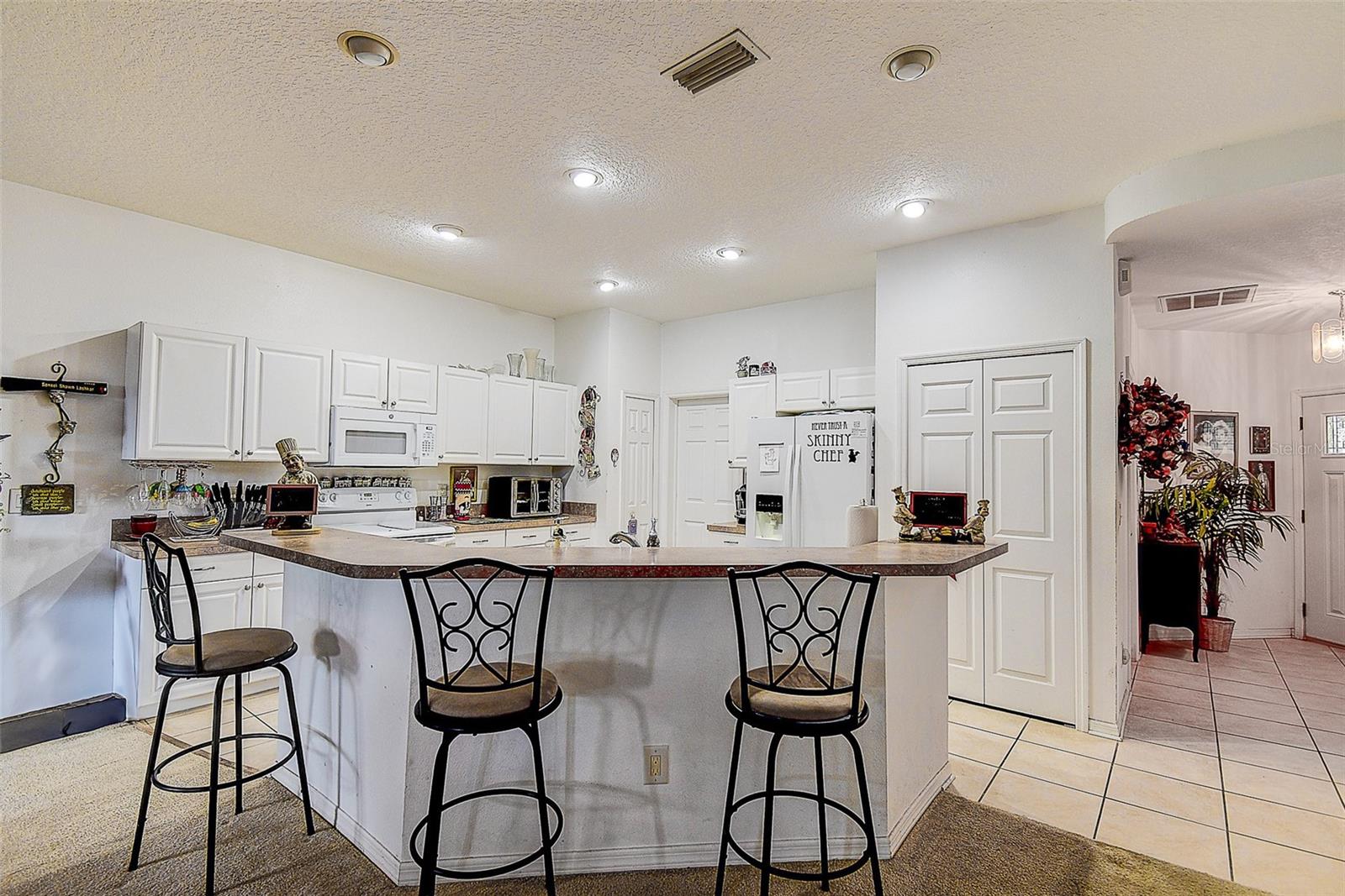 Listing photo id 3 for 14985 Alan Court