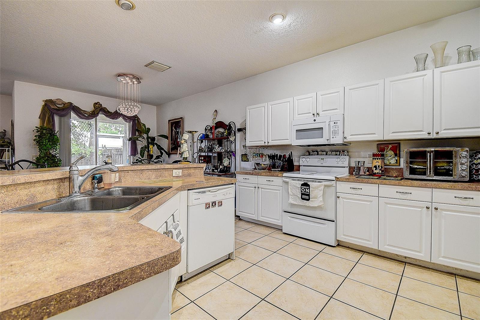 Listing photo id 5 for 14985 Alan Court