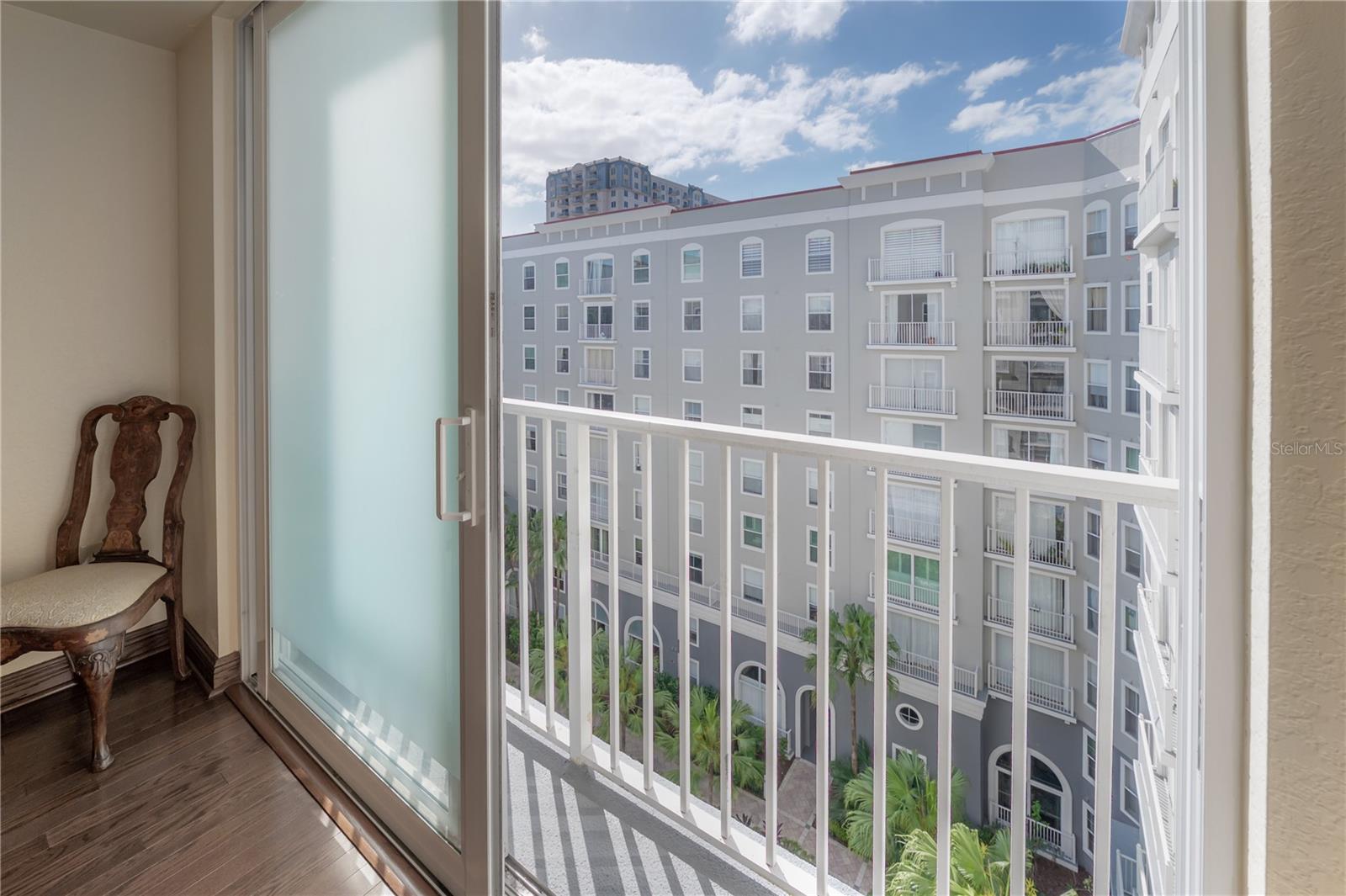 Listing photo id 33 for 700 Harbour Island Boulevard 716