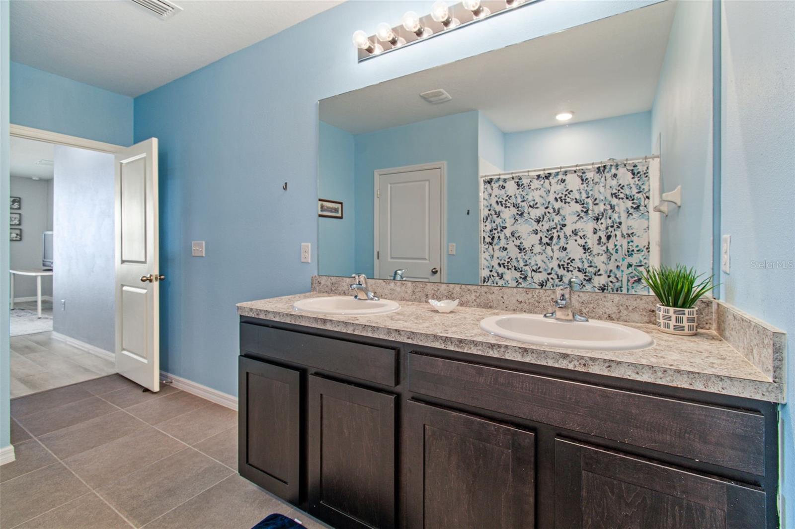 Image 19 of 45 For 11913 Ledbury Commons Drive