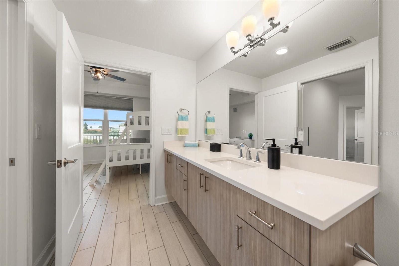 Image 21 of 23 For 125 Island Way 402