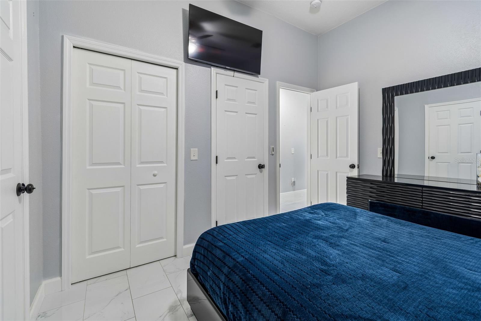 Image 28 of 95 For 5117 Lincoln Avenue