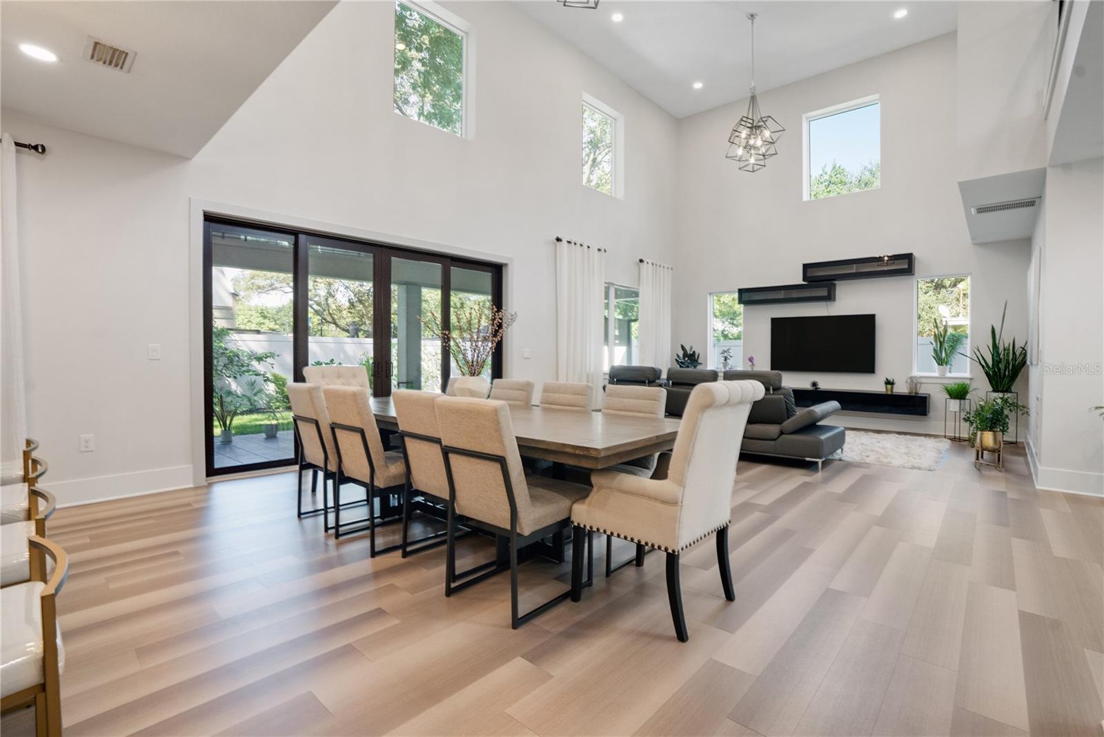 Listing photo id 9 for 2140 Catalina Drive