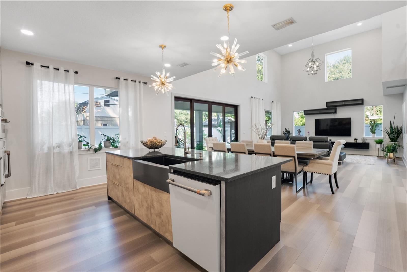 Listing photo id 10 for 2140 Catalina Drive