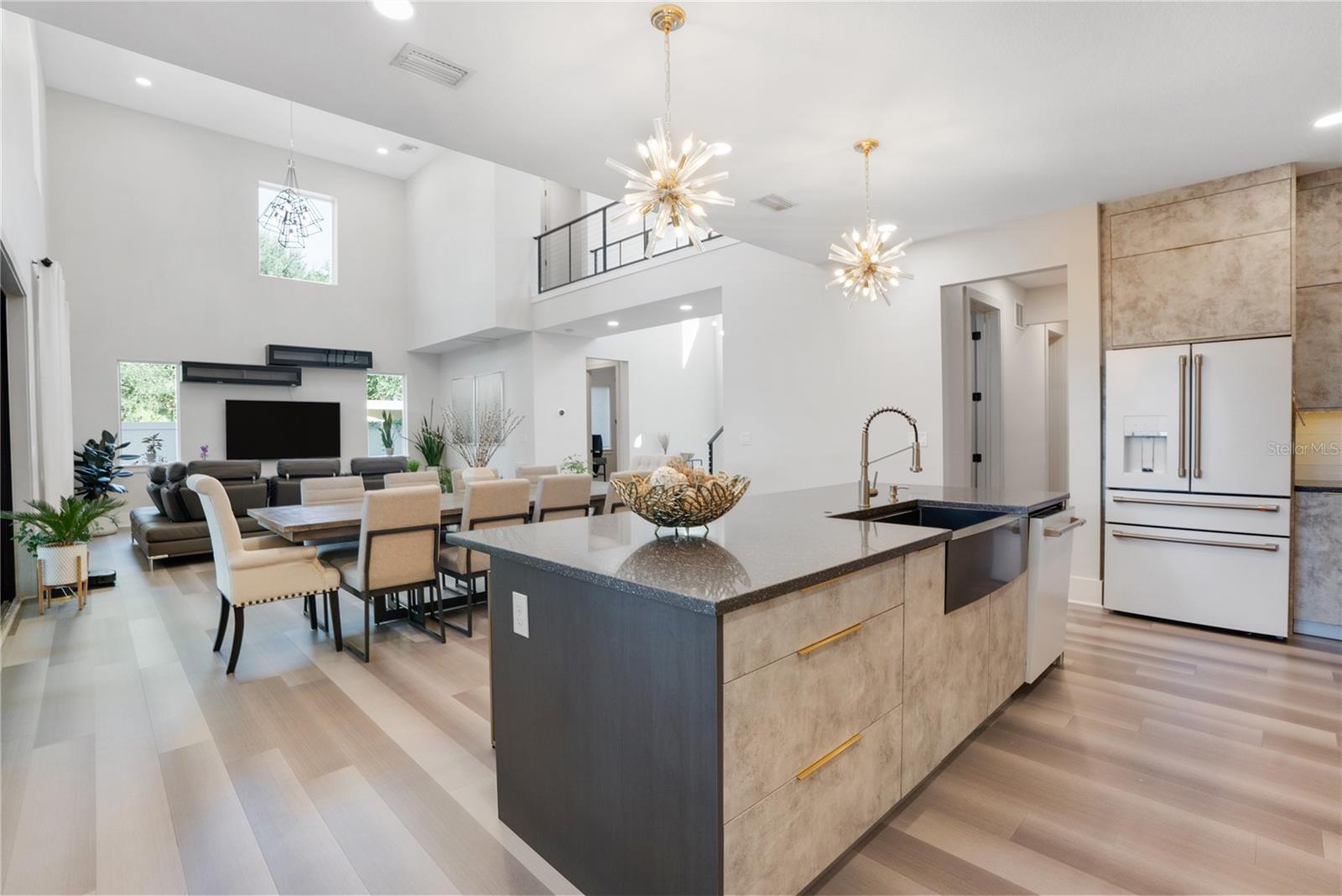 Listing photo id 11 for 2140 Catalina Drive