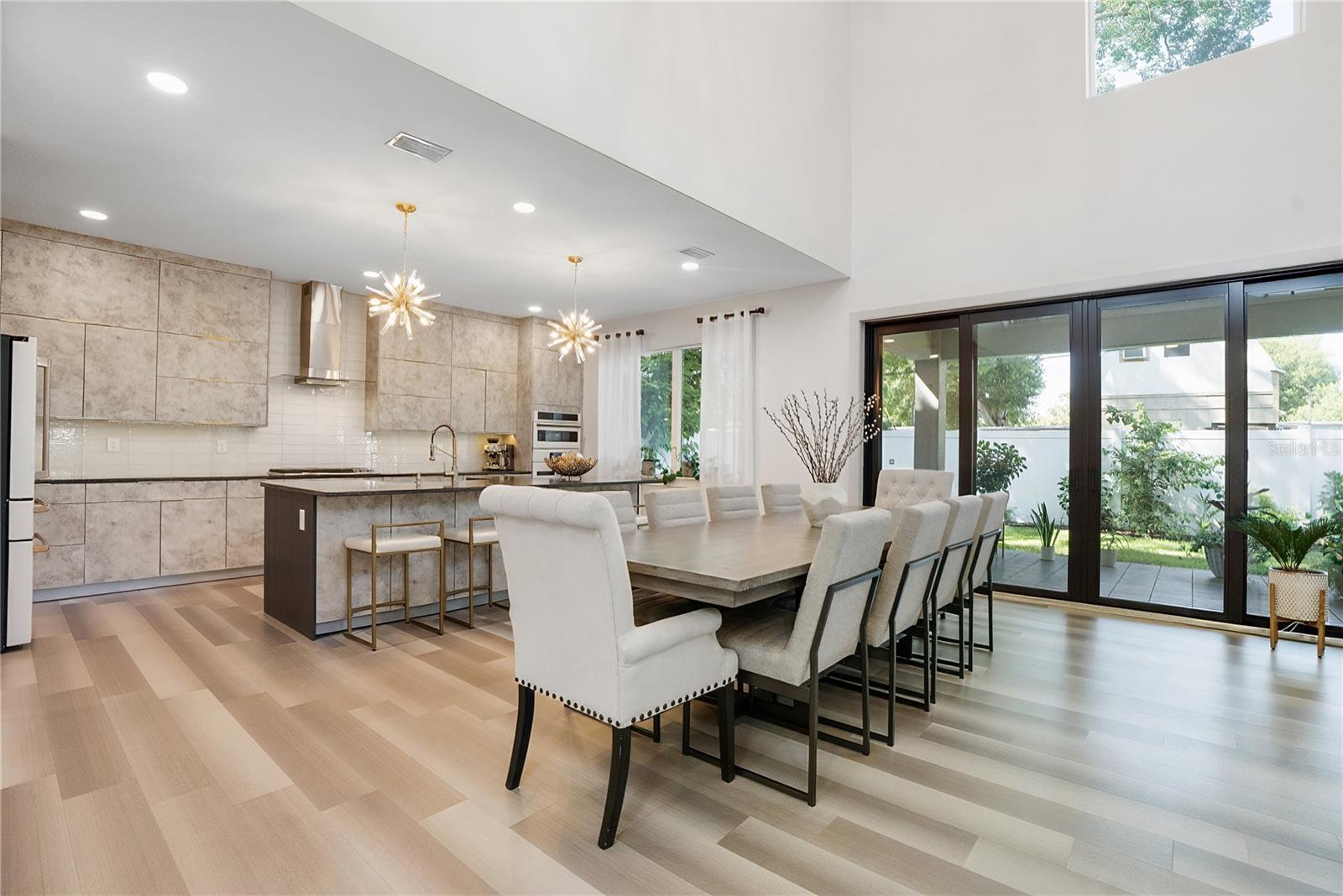 Listing photo id 12 for 2140 Catalina Drive