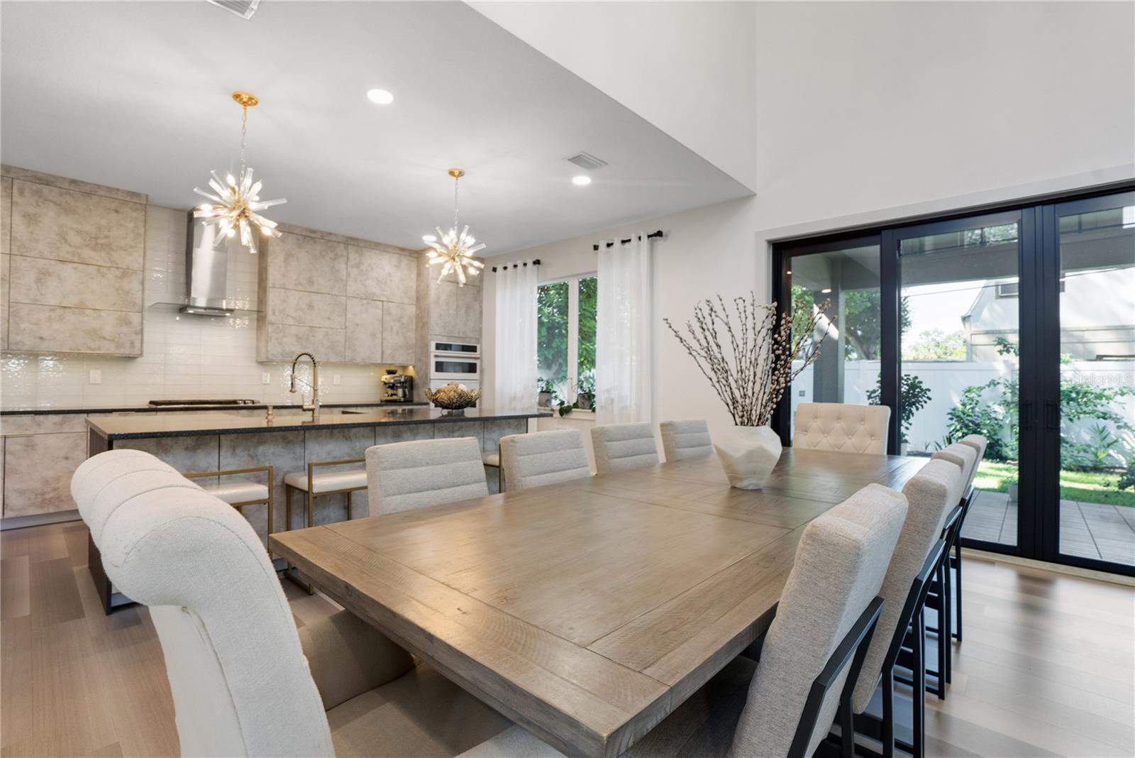 Listing photo id 13 for 2140 Catalina Drive